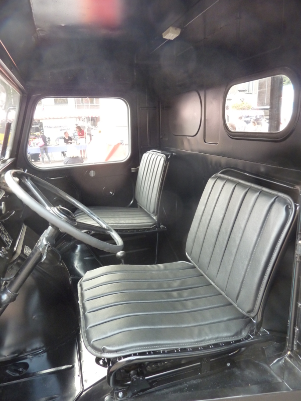 cabine HY beide stoelen.JPG