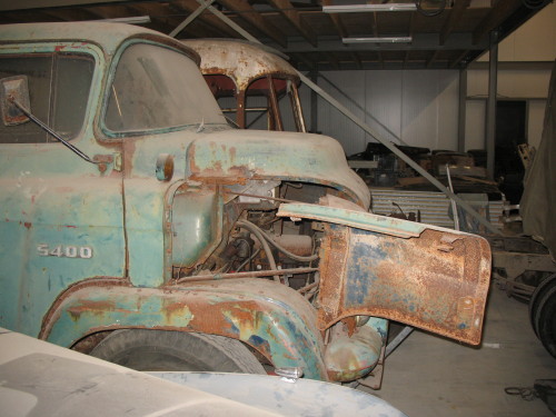 De concurrent, een GMC uit 1955 of zo. leuk he, die zijklep die open kan om bij de motor te komen.